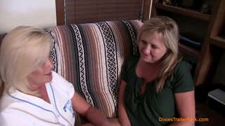 Une MILF Lécher la Chatte, Devient l&#039;Orgie Commencé