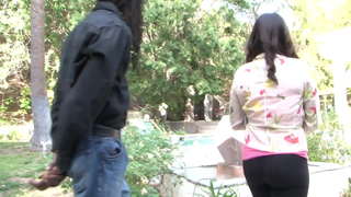 Cymysg teen wrth ei bodd yn cymryd ceiliog du mawr ym mhob twll