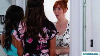 Stepmom na stepdaughter kwenda kukabiliana na angry na busty redhead anauliza kwa ajili ya msamaha sadaka em 3some.Yeye facesits brunette kama yeye licked