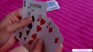 Klein tiete blonde het&#039;n ware hottie in haar slaapkamer.Hulle soen en suig tiete voordat sy lek haar vagina.Sy facerides die petite mooiding in&#039;n 69er