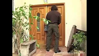 Horny шаргал sucks fucks бол түүний найз залуу дээр хашааны