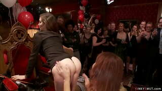 Ике рабыни милфы белән зур сиськами Симоне Соней һәм Сирен де Чараларын өчен гавами вечеринке туган Көн уңаеннан хуа принцессы Донны Долоре трахаются бу башкалар