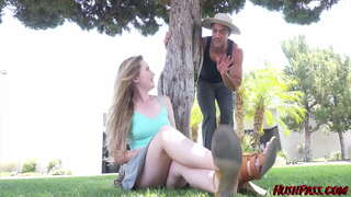 Sablea Jones gonbidatzen Lorazaina baino gehiago Txikitu bere Bush