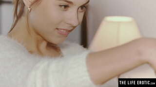 Brunette &#039; n giwt yn gwylio ei hun yn y drych tra mastyrbio