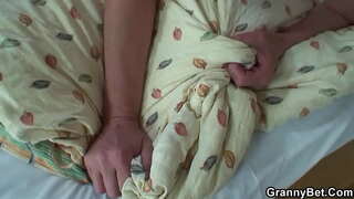 Starsza kobieta uwiodła młodego chłopaka