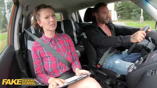 Falso Escola de Condución Alumno Compra Instrutor Emilia Argan un café ao aire libre antes de foder