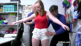 Busty teen gags sur les bites des deux gardes