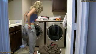 ���ันเลี้ยงจะไม่บอกพ่อเลี้ยงของฉันเรากำลังร่วมเพศ