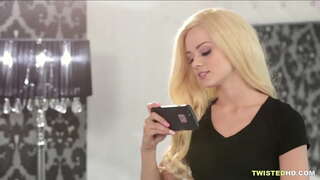 Mẹ lừa để fuck mẹ và bạn trai của cô