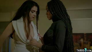 ���ड़े स्तन के साथ महिला बॉस से संतुष्ट उसके कर्मचारी