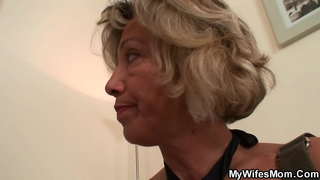 Ou teef is lief vir om te suig sy groot piel