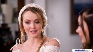 Petite gohebydd yn cyfaddef shes lesbiaidd hefyd ond hasnt yn dod allan eto.Mae'r blonde busty yn rhoi ei cusan ac yna facesits ei gyda hi pussy shaved