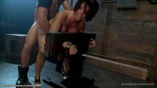 Mare țâțe brunete tanar si matura Shay Fox este făcut târându-se cu biciul în ei dinții apoi legat și s-a aplecat dur futute de pula mare Ramon Nomar în temniță