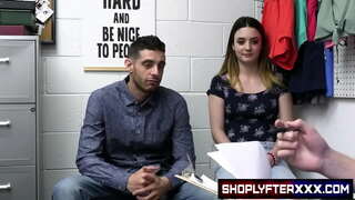 ���ब Kinsley केन र उनको प्रेमी प्रयोग पक्रेको छन्, एक चोरी क्रेडिट कार्ड, हानि रोकथाम प्रजालाई Kinsley गर्न एक विस्तृत पट्टी र गुहा खोज । 