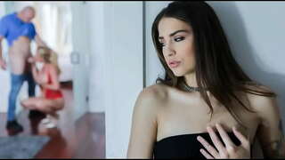 Milf պարուրում է ձեզ դեպի guy Իր Աղջիկները