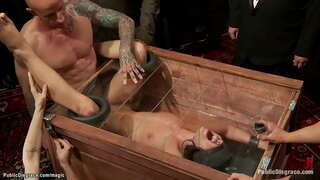 Brunette gazte esklabo Adriana Chechik da, begiak itxita eta boxed ondoren, oilarra handi by fucked Astral Hautsa kontrolpean dom Printzesa Donna Dolore publikoetan