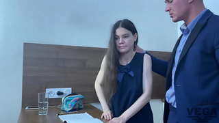 LA CLASSE DI CASA È SFUGGITA DI MANO E L'INSEGNANTE VOLEVA SCOPARE LO STUDENTE NEL CULO