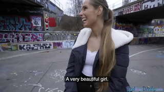 Iubito chiar are nevoie de bani, dar trebuie să dea muie in public