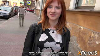 Harddwch yn rhoi iddo blowjob ac maent yn cael rhyw ar y soffa yn doggystyle ac eraill yn peri bod yn gwneud hawddgar ferch yn gwyno