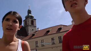 HUNT4K. श्रीमंत हंटर seduces स्त्री लहान दाट तपकिरी रंगाचा केसाची व्यक्ती कोण आवश्यक रोख सुट्टीतील