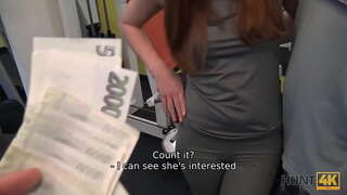 HUNT4K. பணம் மனிதன் அனுமதிக்கிறது அனுபவம் வேட்டையாடி செக்ஸ் GF சரியான உடற்பயிற்சி