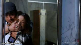 Titw mawr brunette bwydo asiant Krissy Lynn yn cael ei ddal gan troseddol Xander Corvus ac yn rhaff caethiwed yn cael pussy a ass fucked gan ei ceiliog fawr