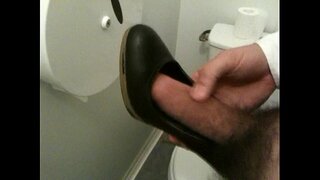 Cum on my coworker Heels an den Toiletten 01