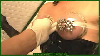 Tieten met aangepunte krammen &amp;amp; play met plassen gat