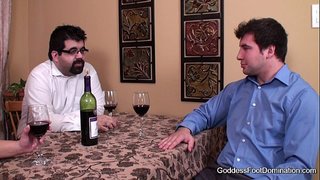 Футфетиш - կինը փակում է սեղանի տակ գործը