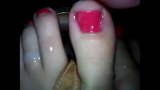 ���ીન લેવા કેટલાક વિર્ય પાણી પગ પર અને સેન્ડલ