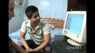 سيئة الفرخ يثير لها سيقان طويلة.