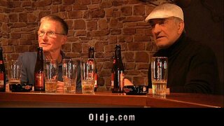 Drąsi meilė sucks du seni dicks