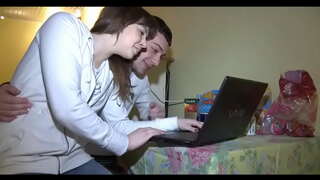 ���ે બાળક બોલ લે છે તેના વાદળી શર્ટ