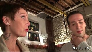 Зур сиськастая һәм татуированная зрелая французмы ала буенча үз тугой заднице чүкеч