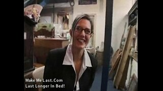 Сексуальная брюнетка хуҗабикә трахается үзенең эш урынында