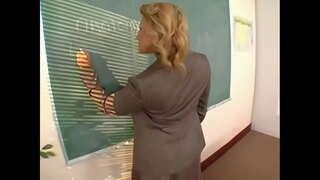 Busty አስተማሪ fucks ቅድሚያ ተማሪ