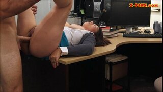 لیٹنا چھوٹا wtih بڑی چوچیان ایکسچینج پیسے کے لئے اس بلی