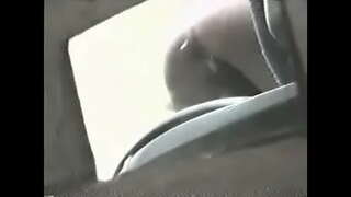 Një vajzë në tualet 09