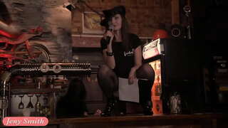 Жени Смит публично изложени на сцената