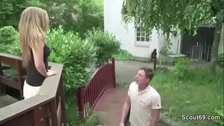 Мали танак тинејџер зајебава са власником за дугове