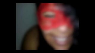 Universitaria куштори дарси масов ва фиристодани видео, ки ба ҳушдор дӯсти