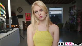Blonde stepsis Lily Rader yn cymryd curo