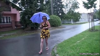 Зрелая модар ва ҷавон лесбиянка бозӣ бо якдигар