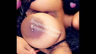 Sexy Eboni Gyda Lace Bra Rhwbio'r Ei Boobs Enfawr! Yn dangos SapphireSquirt rhai cariad ar Twitter