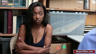 Busty Daya Knight yn cael ei pussy fucked gan LP swyddog ceiliog enfawr