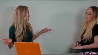 Lesbiaidd Asiant yn cael eu dal gan sexy spy