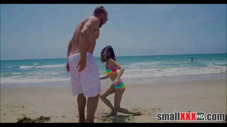 Νέοι Και Petite Μικρό Κορίτσι Jasmine Γκρι Παίρνει Μικρές Μουνί Τεντωμένο Από Τον Τεράστιο Πούτσο Του Άντρα Από Την Παραλία