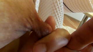 Keriting puting ibu Seksi twisted dan ditarik dan menjangkau seperti getah Lesbian puting