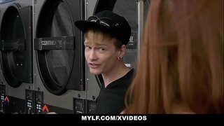 Stywe Twat (VannaBardot) Kry Haar Klit Gelek Deur&#039;N MILF (SereneSiren)