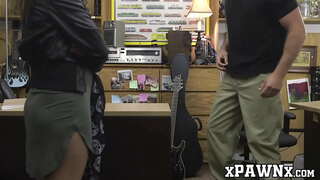 Соблазнительная красотка камтыйт жана өзүнүн гитару жана киску